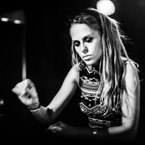 Nora en Pure 24x7 Club, Podcast, Private Live Streaming Booking